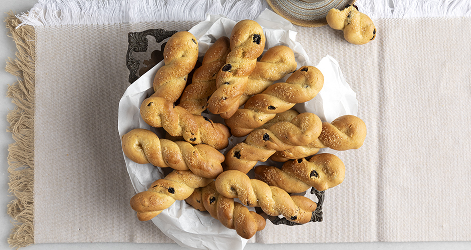 Greekstyle raisin cookies Akis Petretzikis